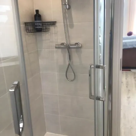 Dom wakacyjny The Birdhouse With Hot Tub