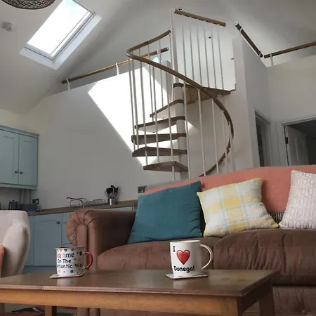 The Birdhouse With Hot Tub Dom wakacyjny Gortahork