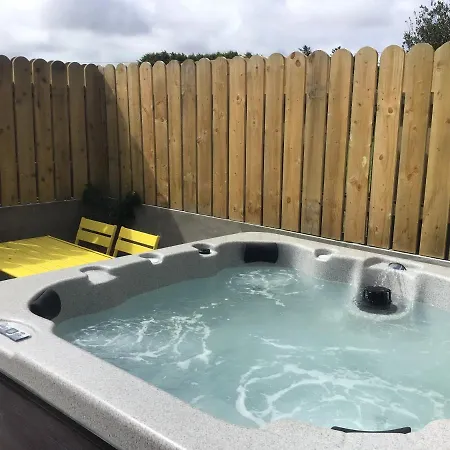 Dom wakacyjny The Birdhouse With Hot Tub *