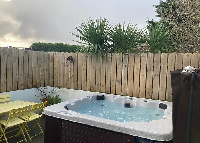 The Birdhouse With Hot Tub *